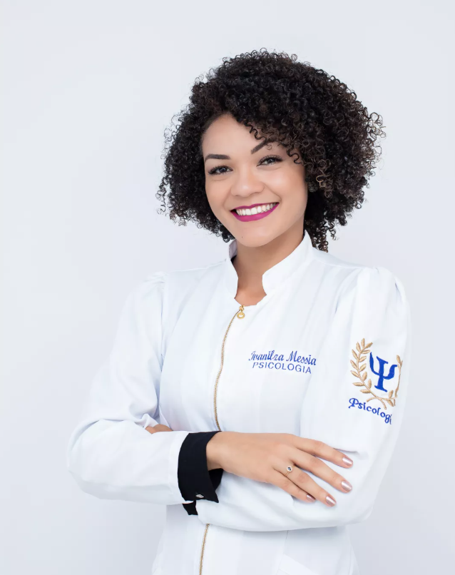Ivanilza Messias, psicóloga, sorrindo de jaleco branco
